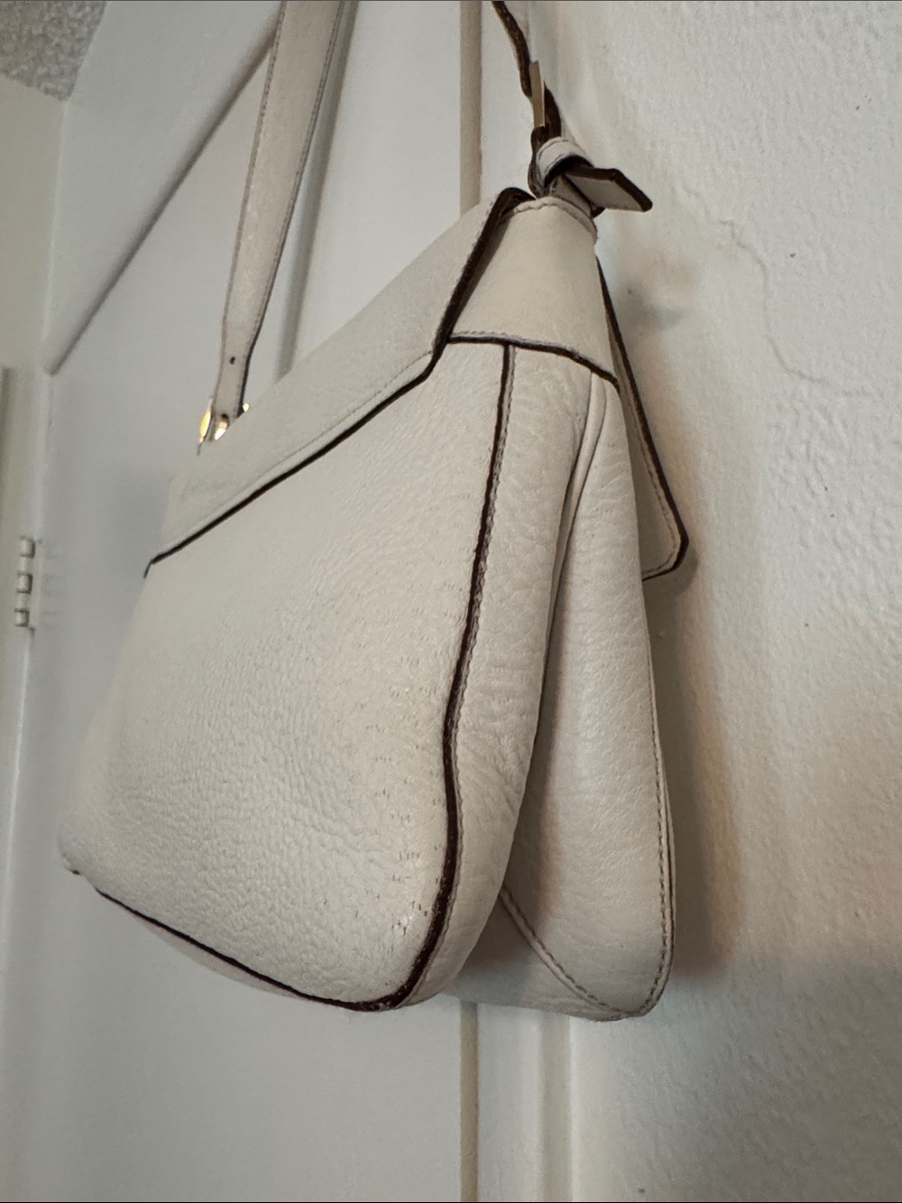 Salvatore Ferragamo Cream Leather Shoulder Bag with Gold Hardware - Picture 4 of 16
